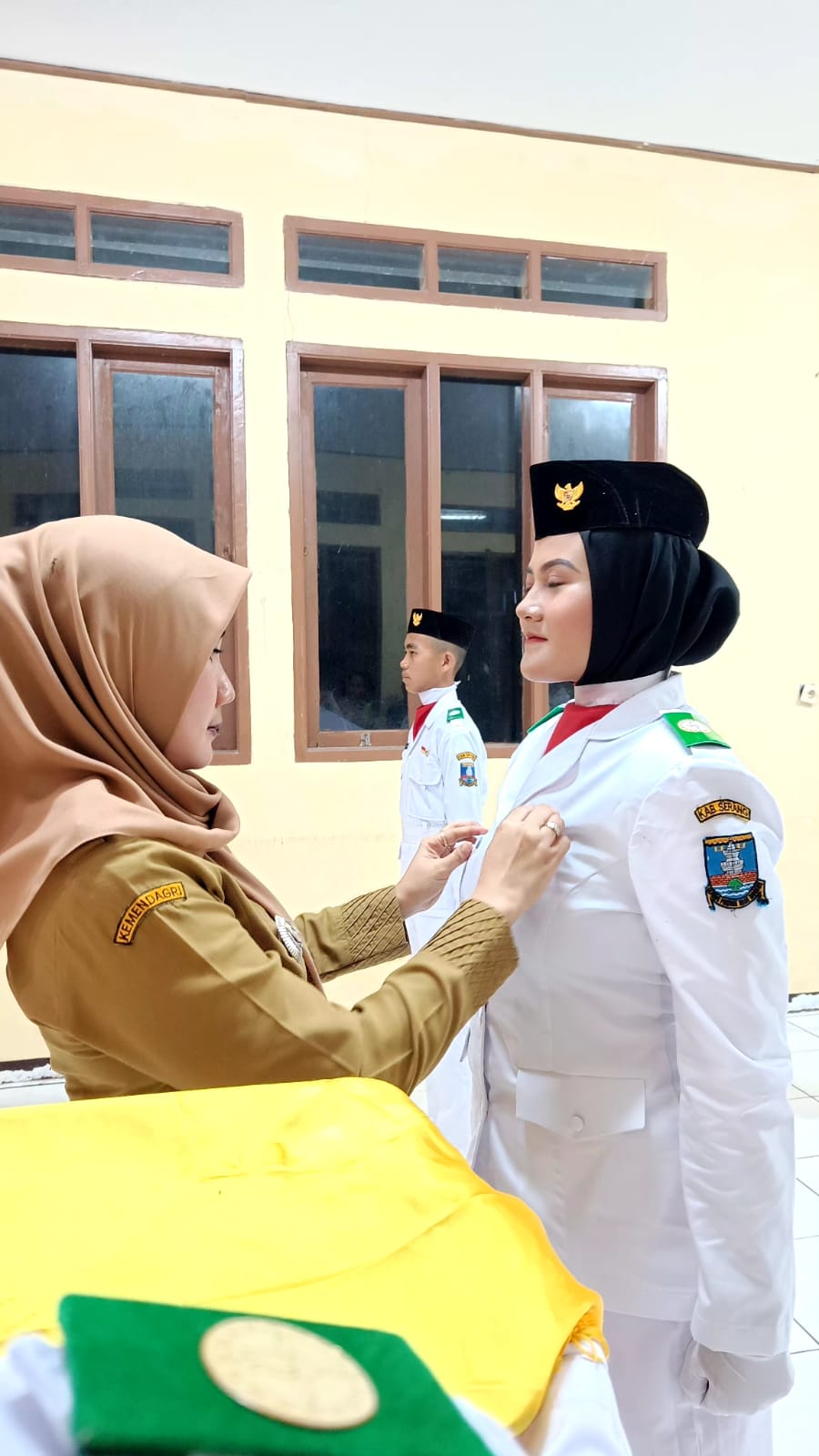 pengukuhan-pasukan-pengibar-bendera-hut-ri-yang-ke-77-di-aula-kecamatan-waringinkurung